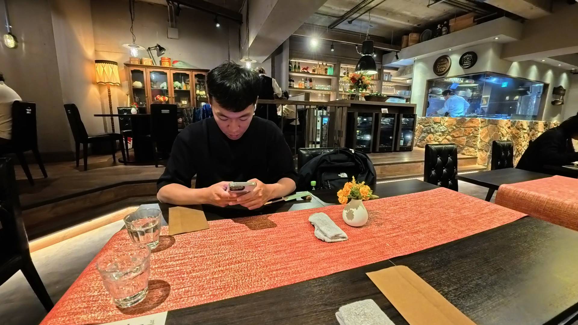 等待上菜的朋友