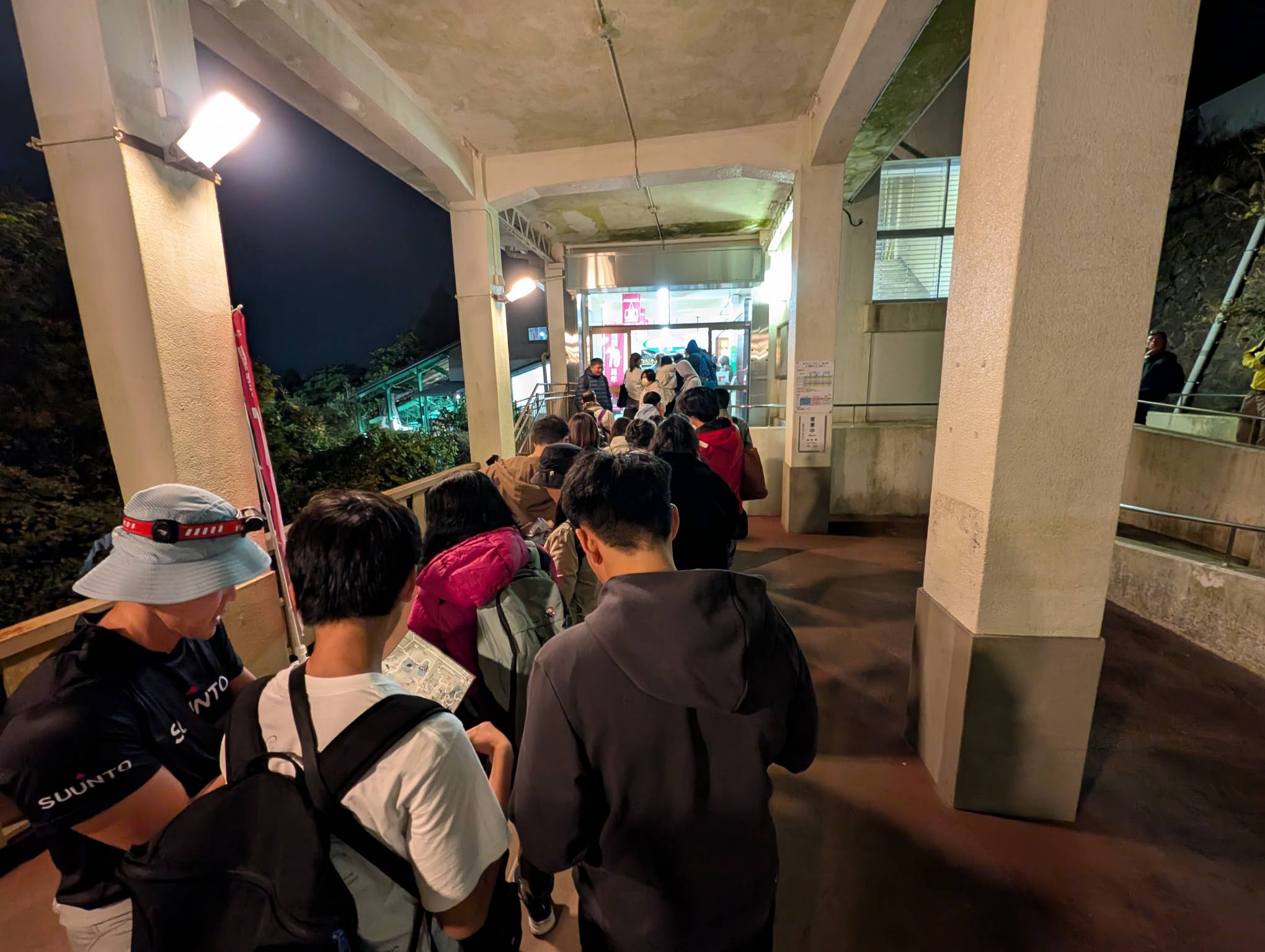 因為繞上去餐廳拍照，下來排隊人潮更多了