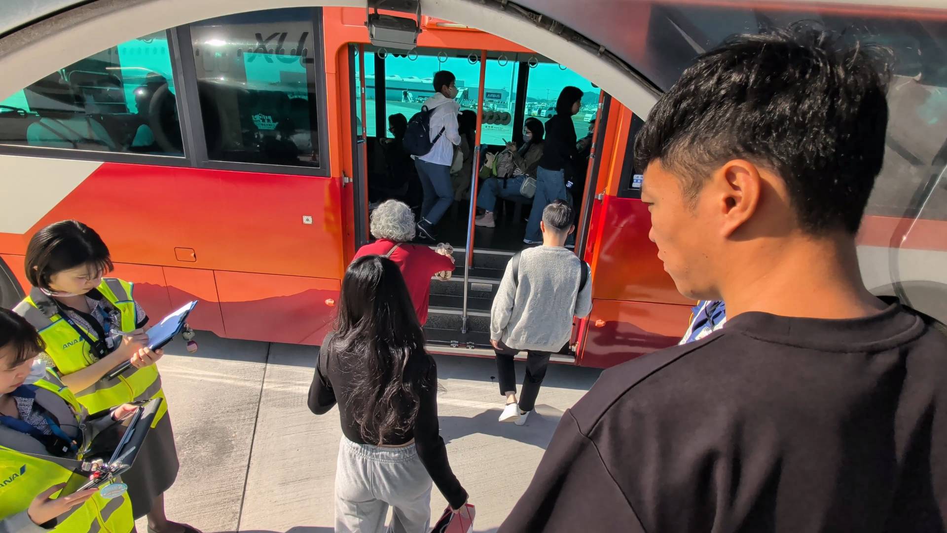 下飛機後搭乘接駁車去機場