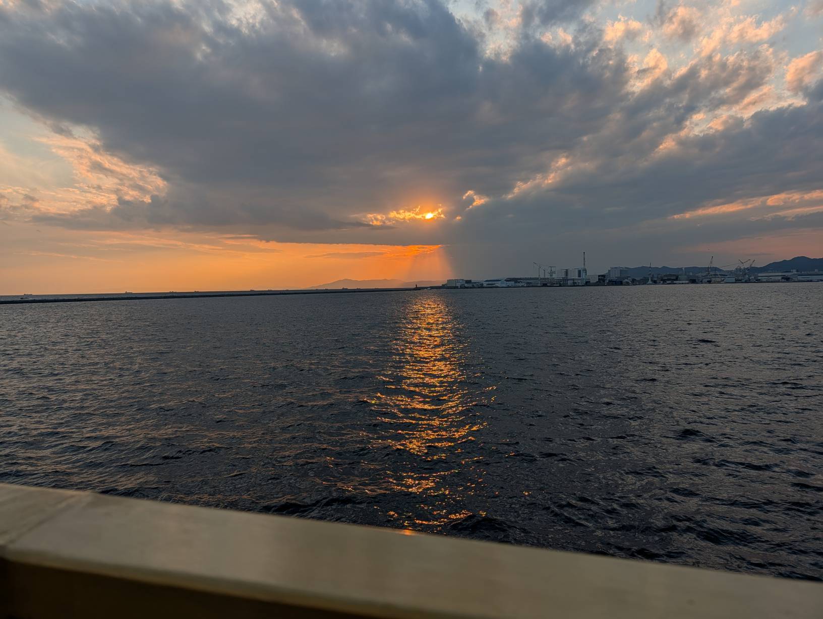 看不清楚的橘紅夕陽