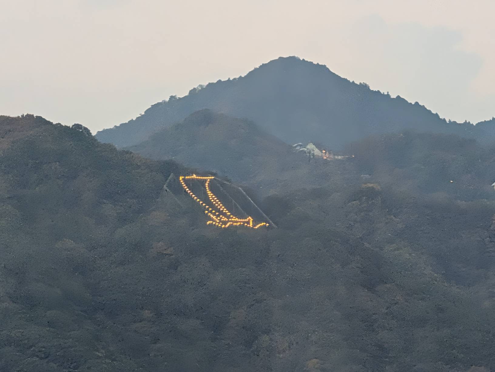 山上的燈光造型