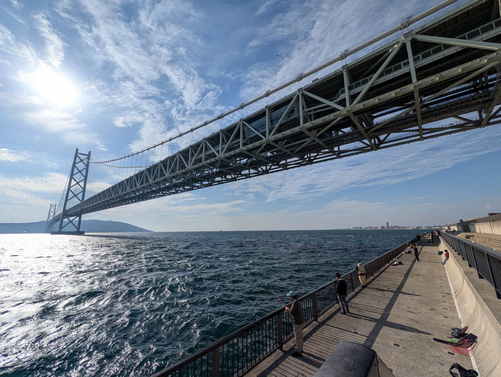 陽光與藍天，大海與大橋
