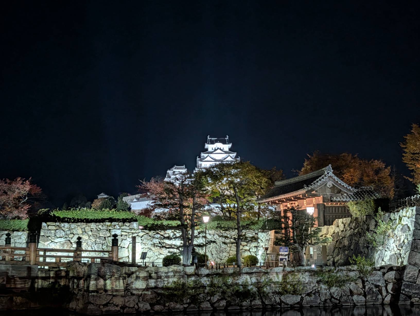 夜晚打光的姬路城