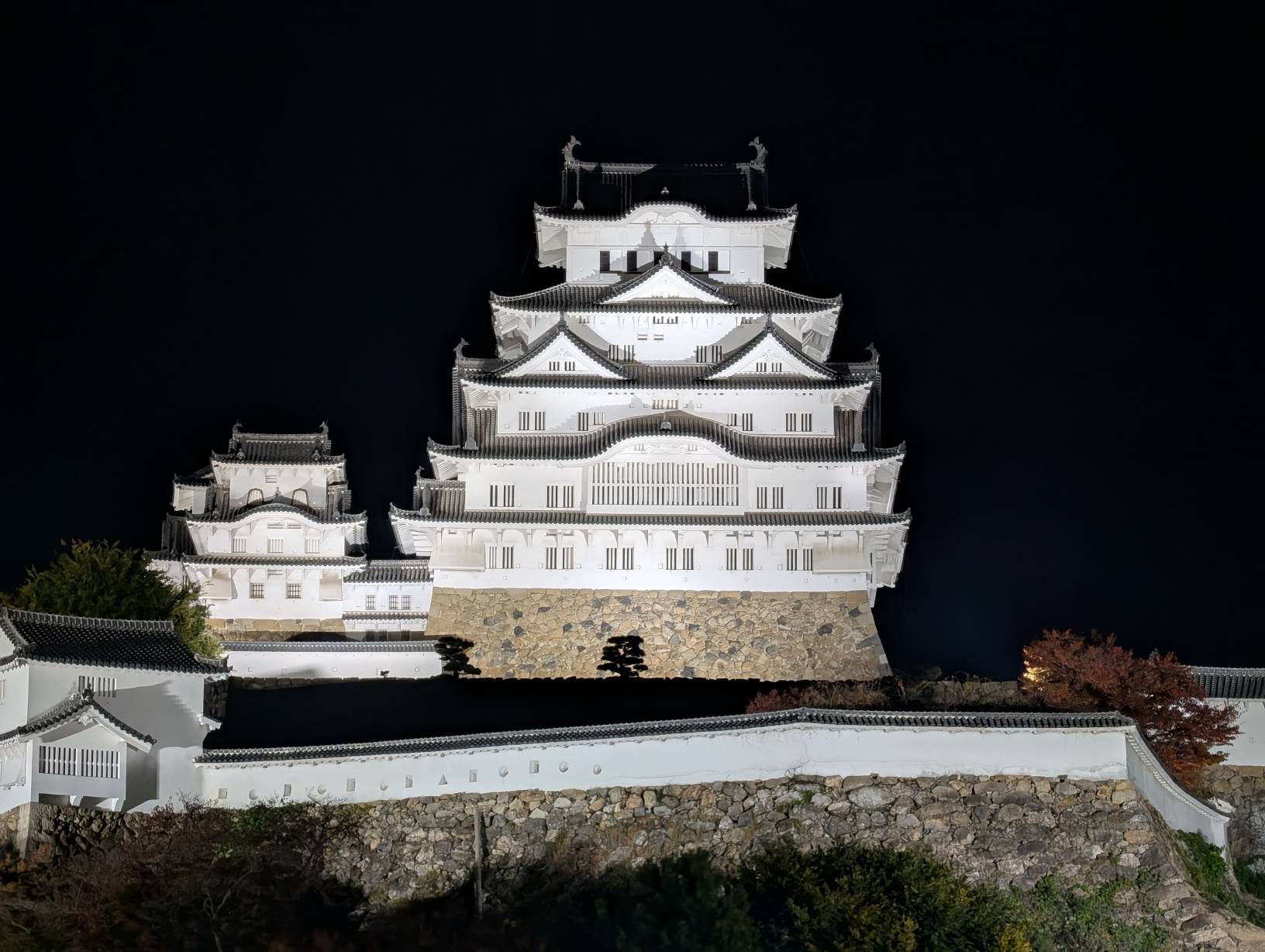 夜晚打光的姬路城