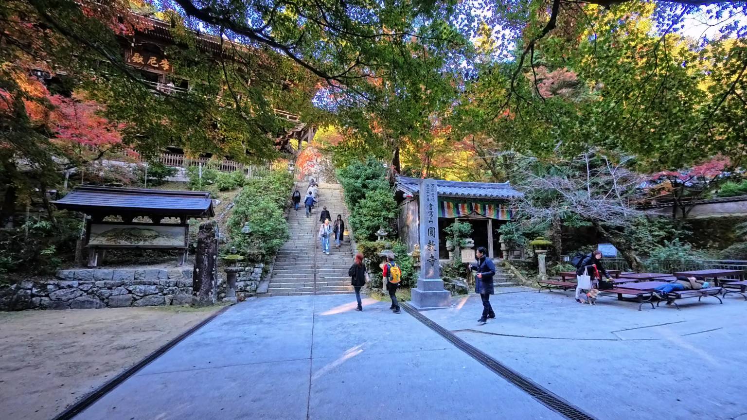 抵達摩尼殿