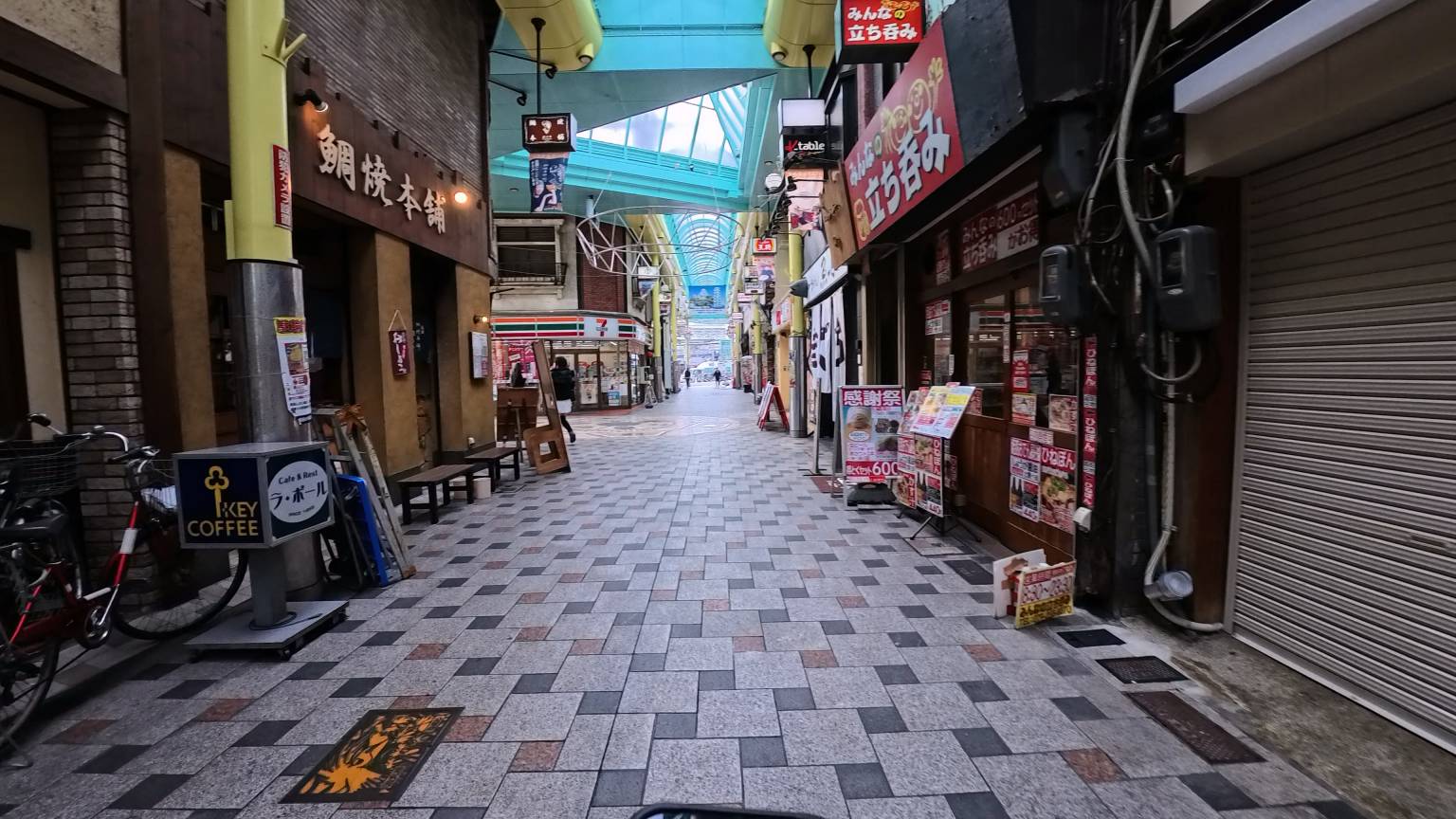 穿越商店街，鯛魚燒在左邊