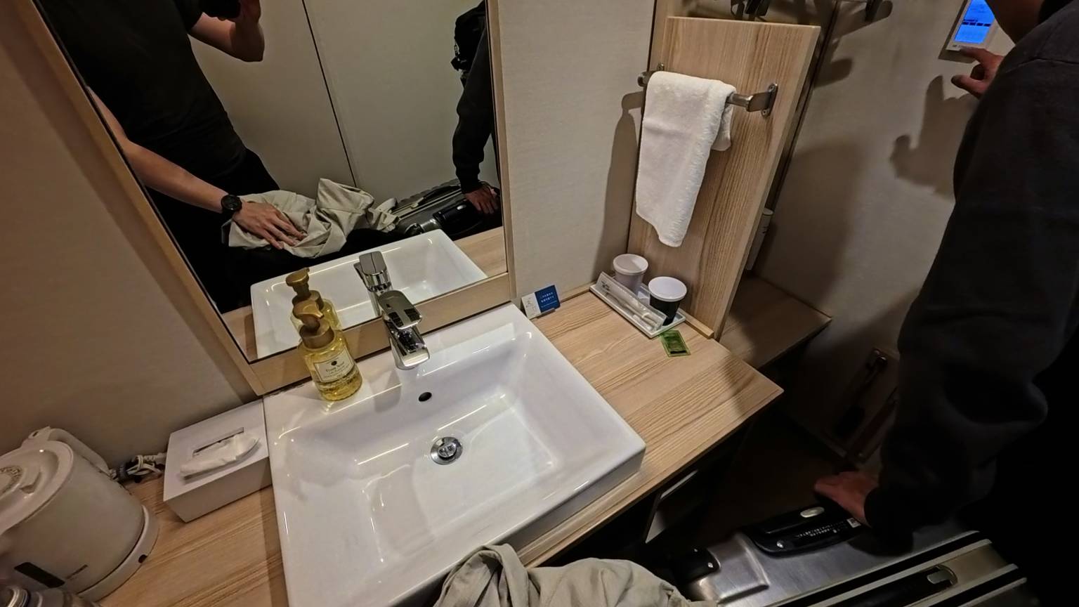 在浴室外的洗手台，我都怕水會濺到外面