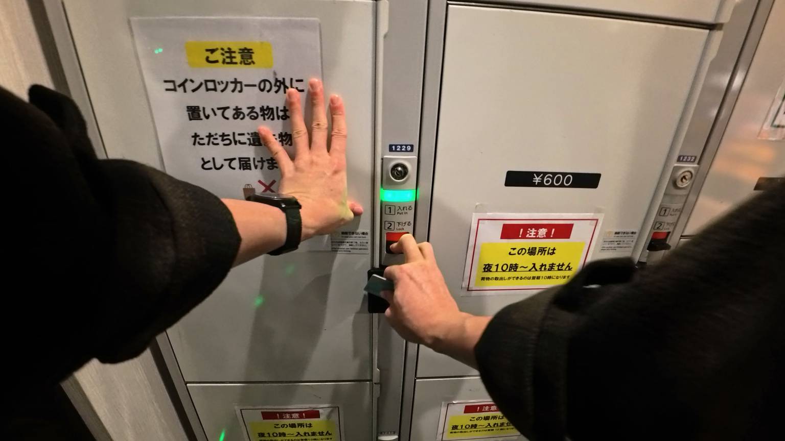 終於找到空的行李櫃