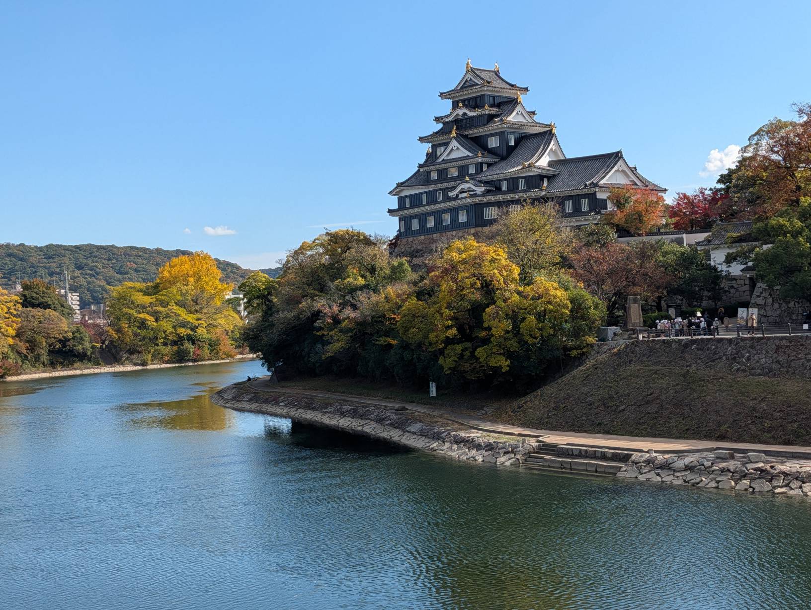 月見橋上看岡山城