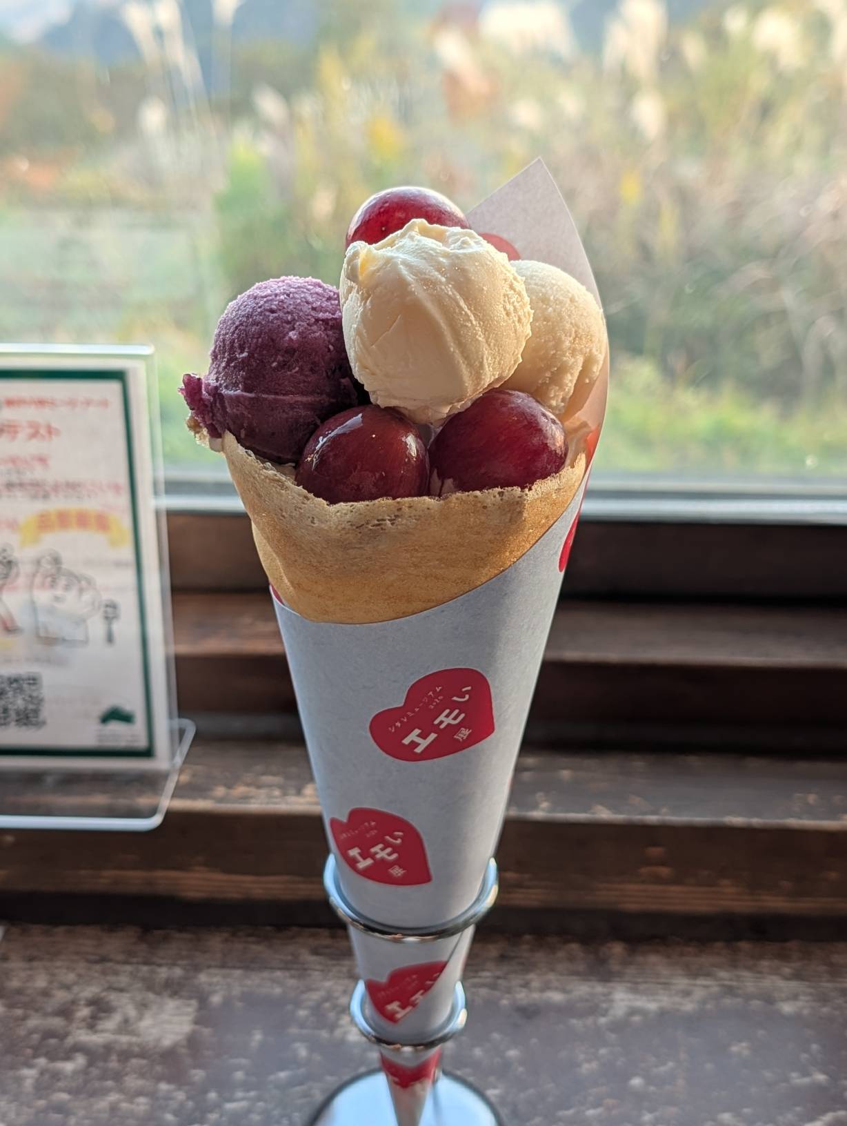 巨大的葡萄可麗餅冰淇淋