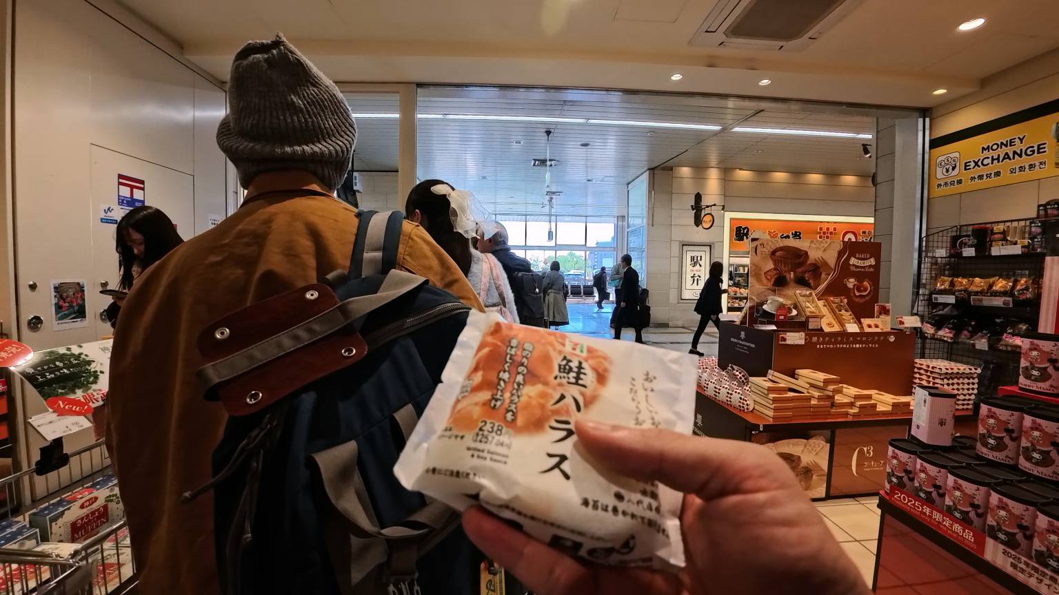 JR神戶小七買個飯糰果腹