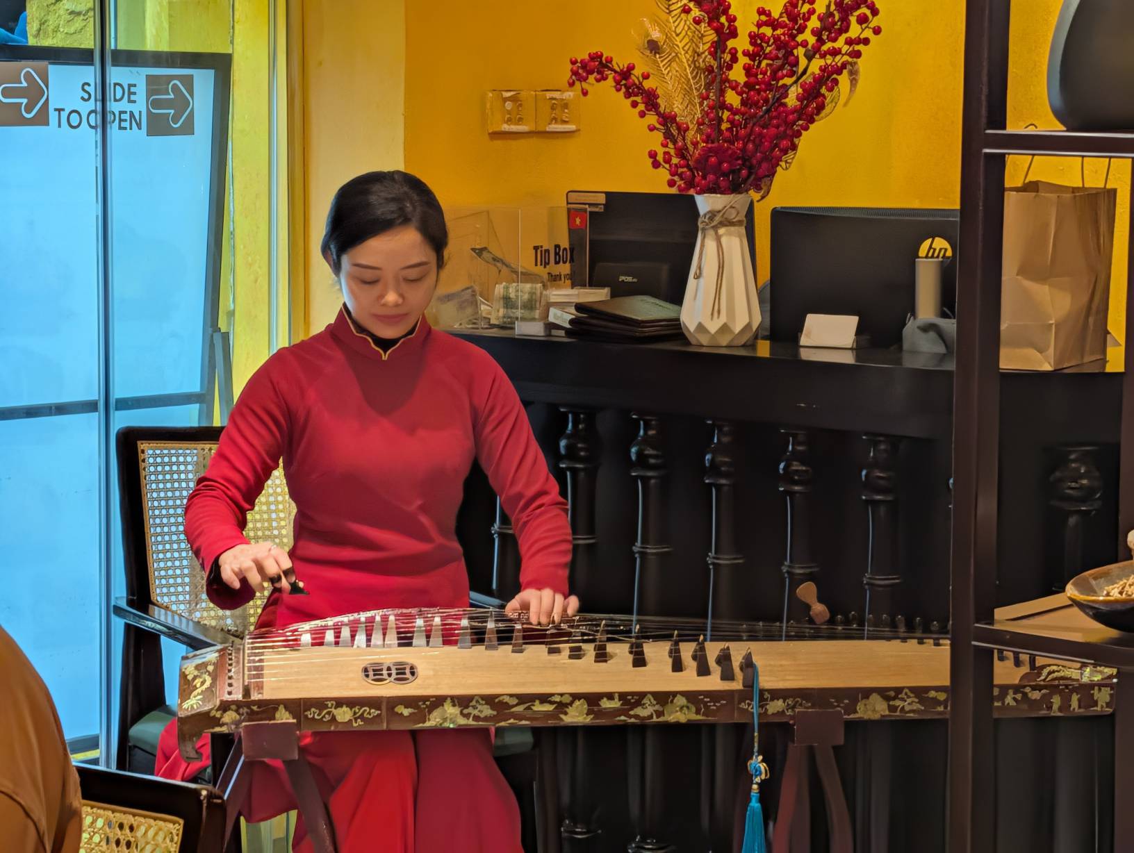 店內的古箏表演
