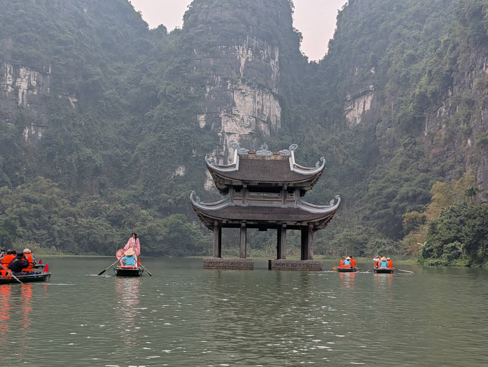 也有人在這邊拍藝術照啊