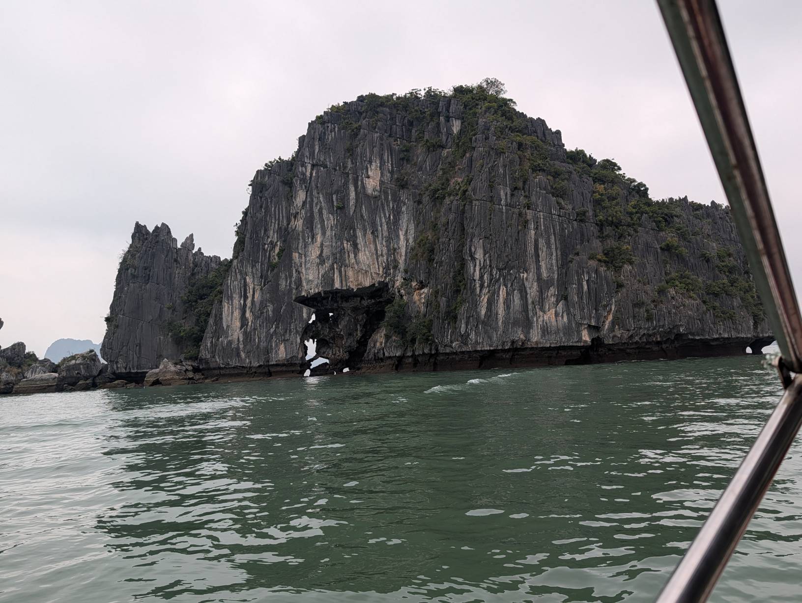 下龍灣的龜山島
