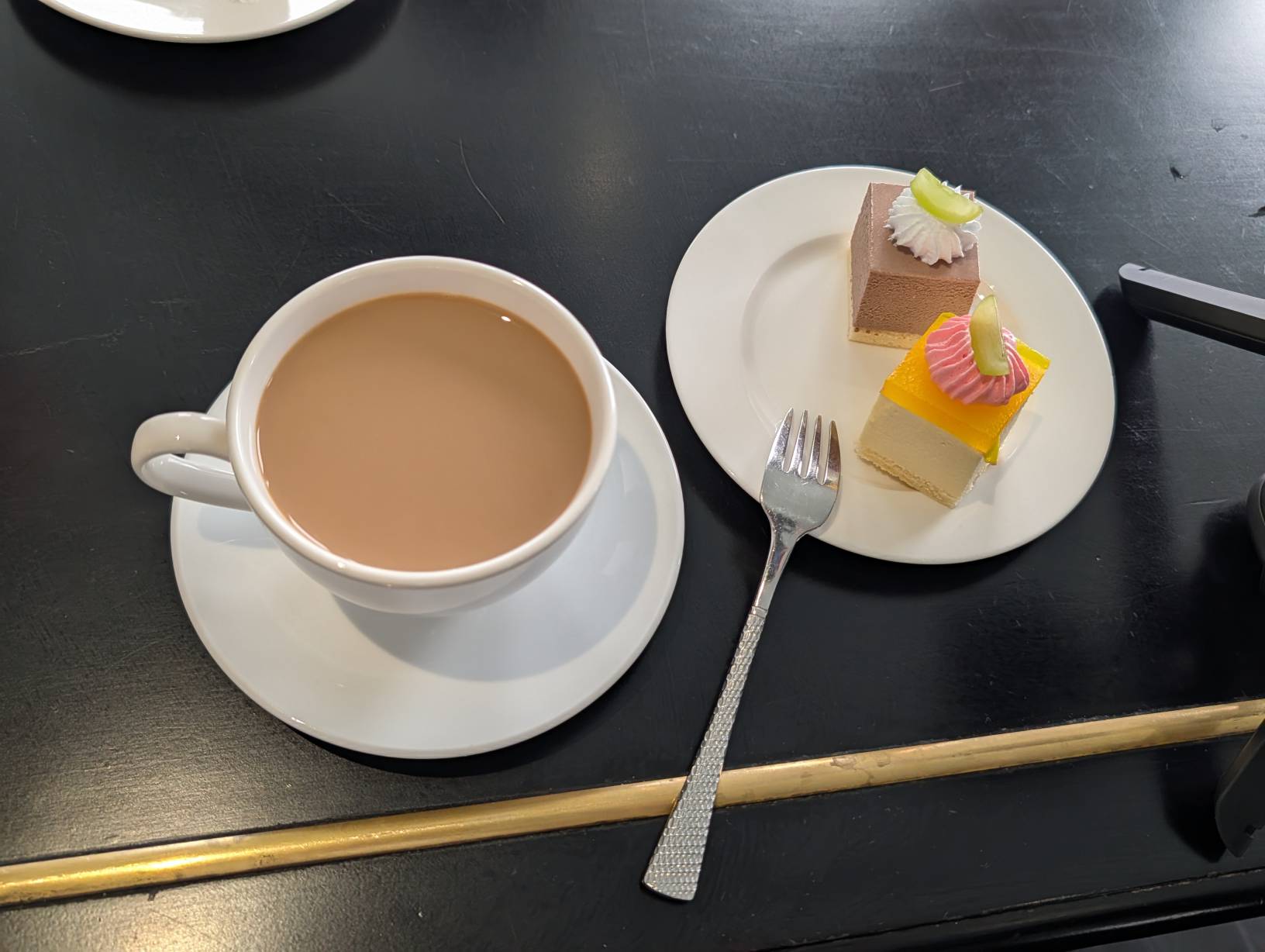 簡單的喝咖啡吃甜食,沒有胃食道逆流