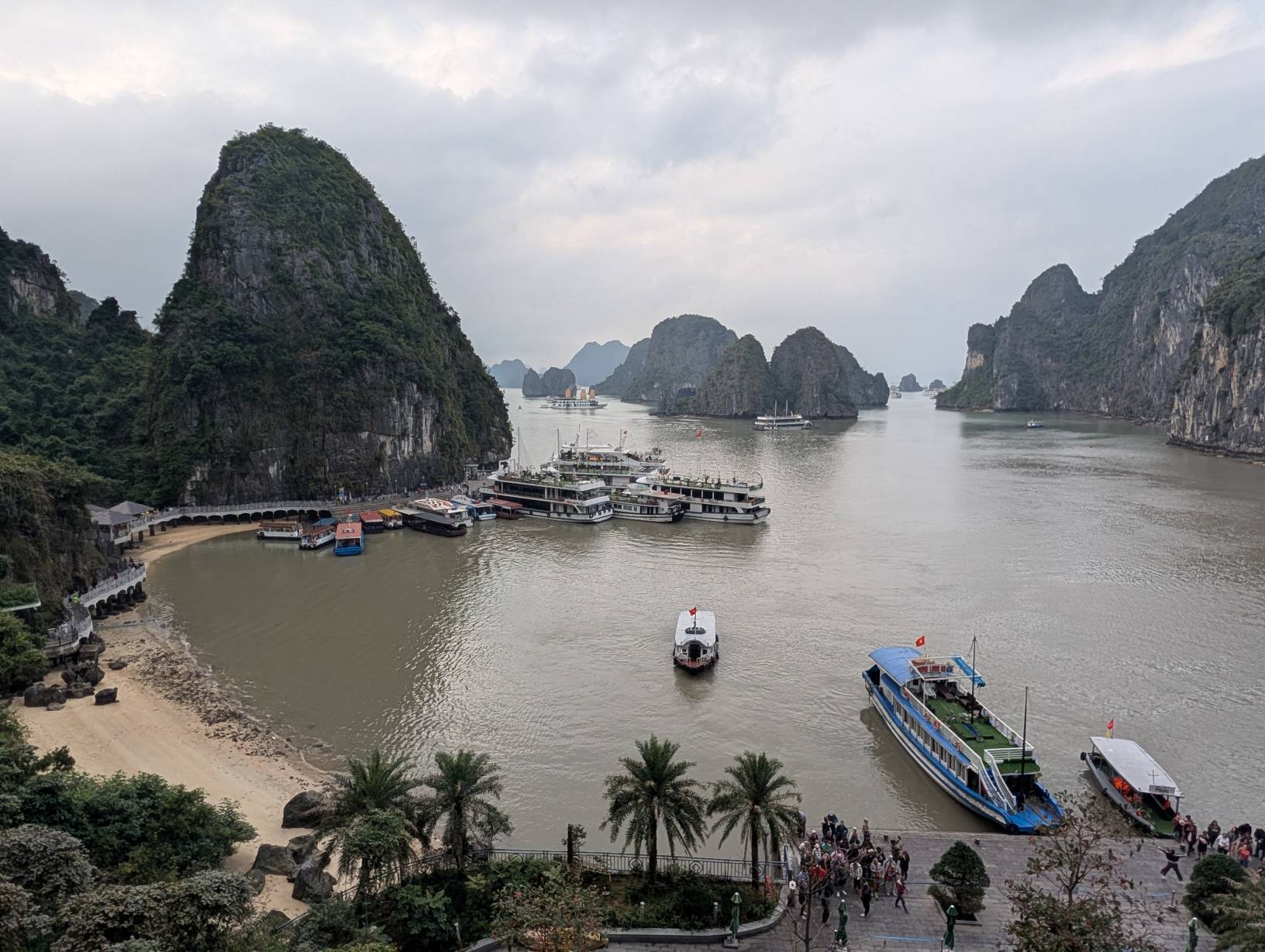看著海灣停留的接駁船