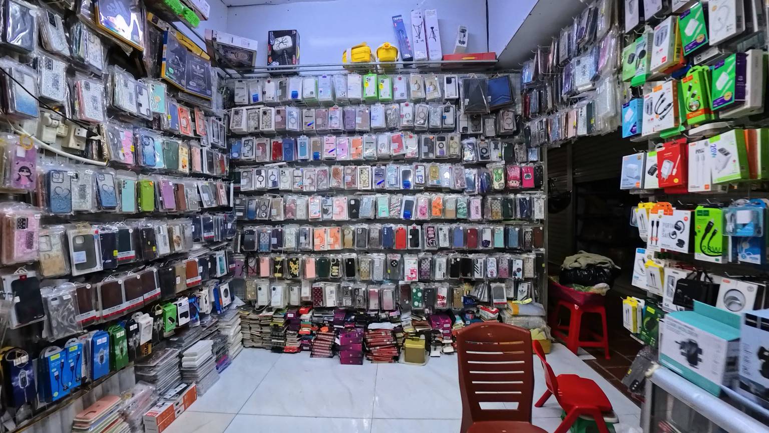 市場2樓 買手機殼的店