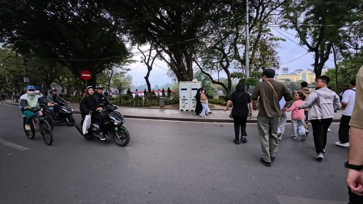 過馬路真是刺激