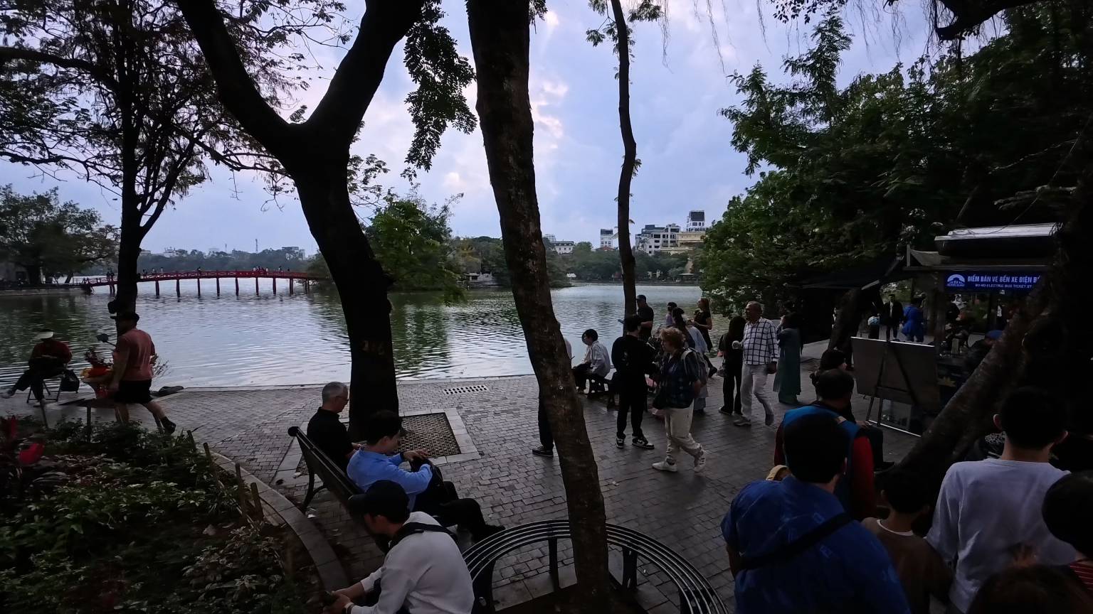 湖邊的優閒氣氛