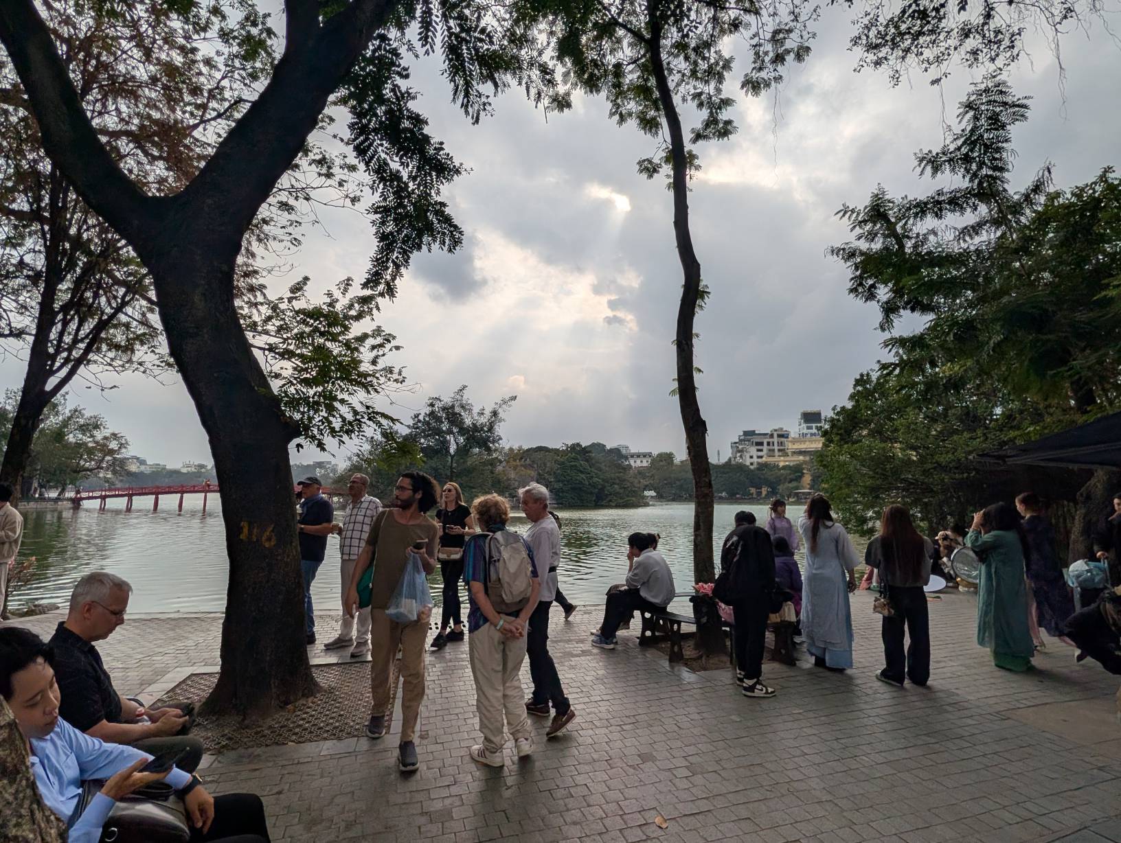 湖邊的優閒氣氛