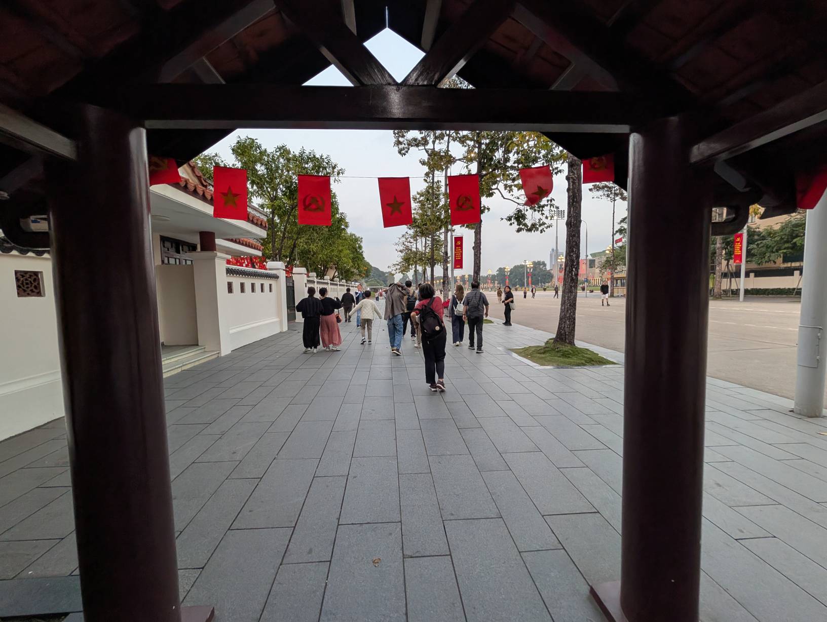進入廣場囉
