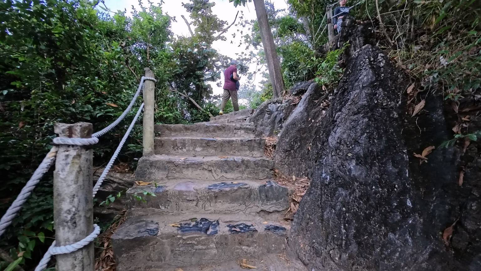越高人越少,畢竟走到一半還是需要休息