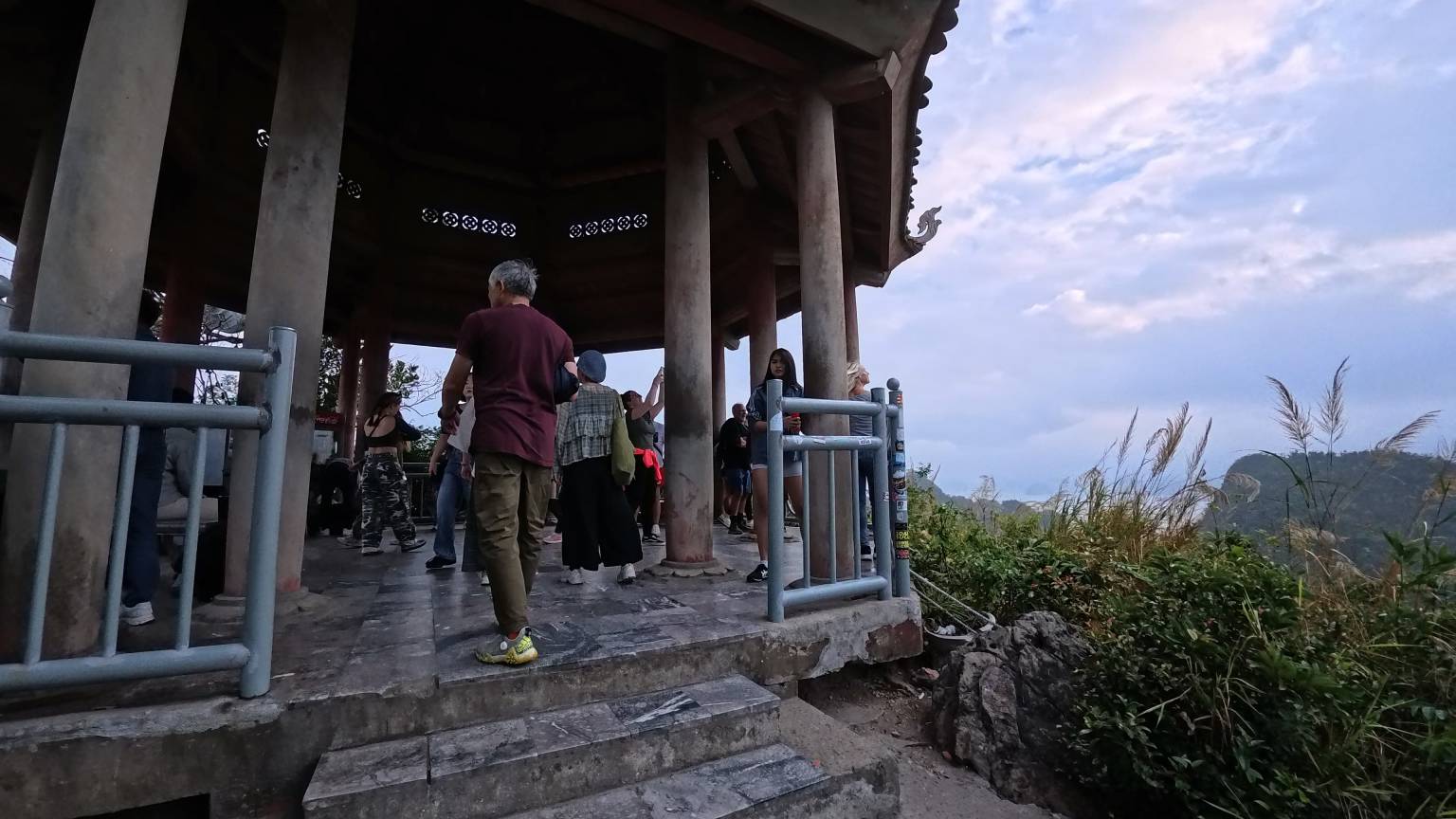 抵達山頂涼亭