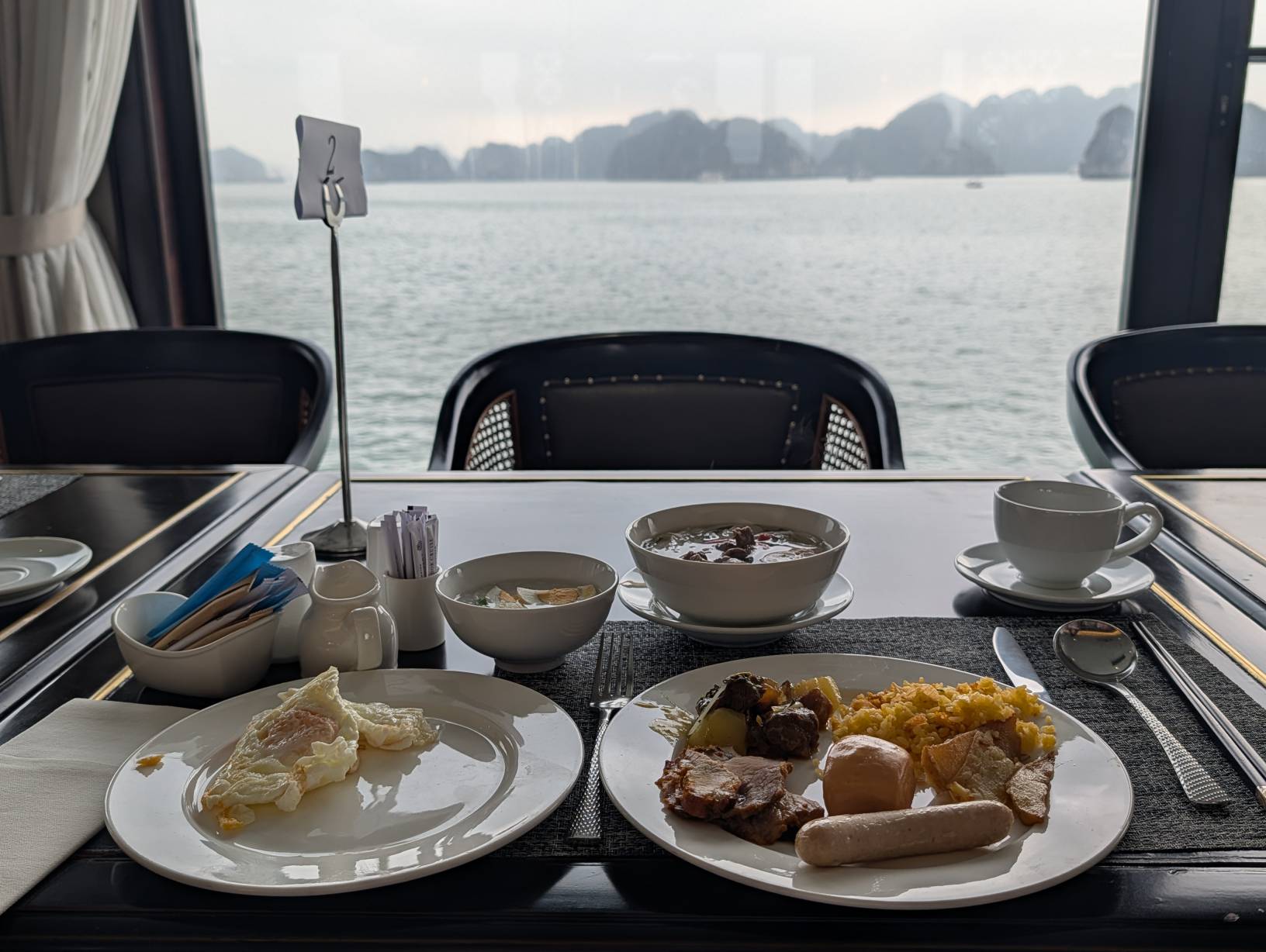 邊吃,船邊往港口前進